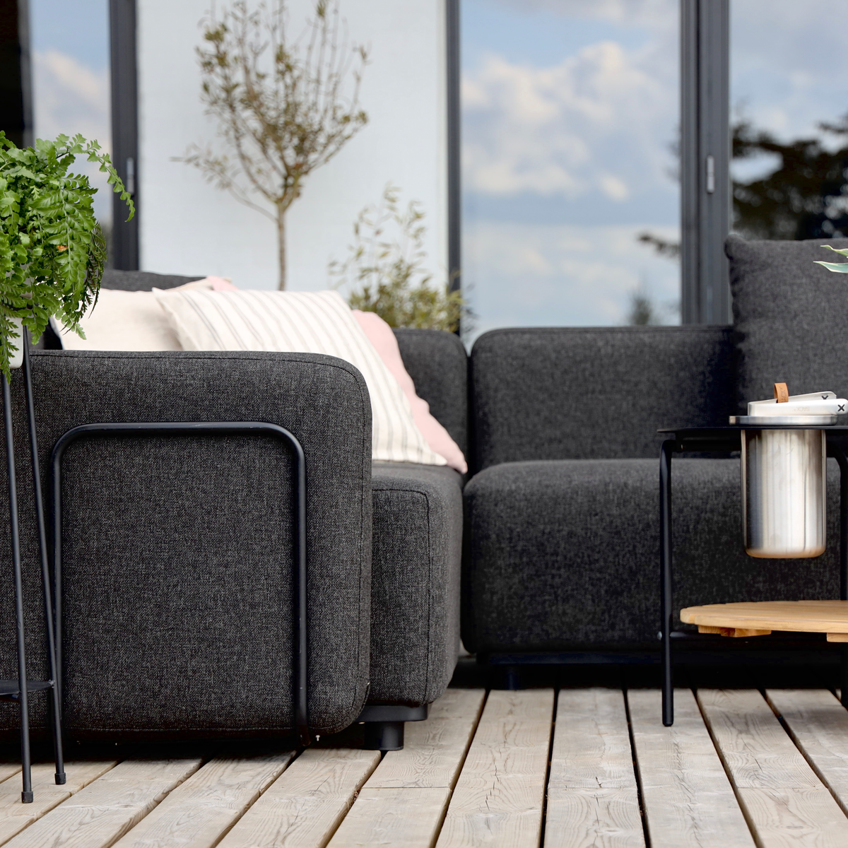 Cobana Lounge Sofa armstøtte i svart pulverlakkert aluminiumsramme med svart olefintekstilstoff.