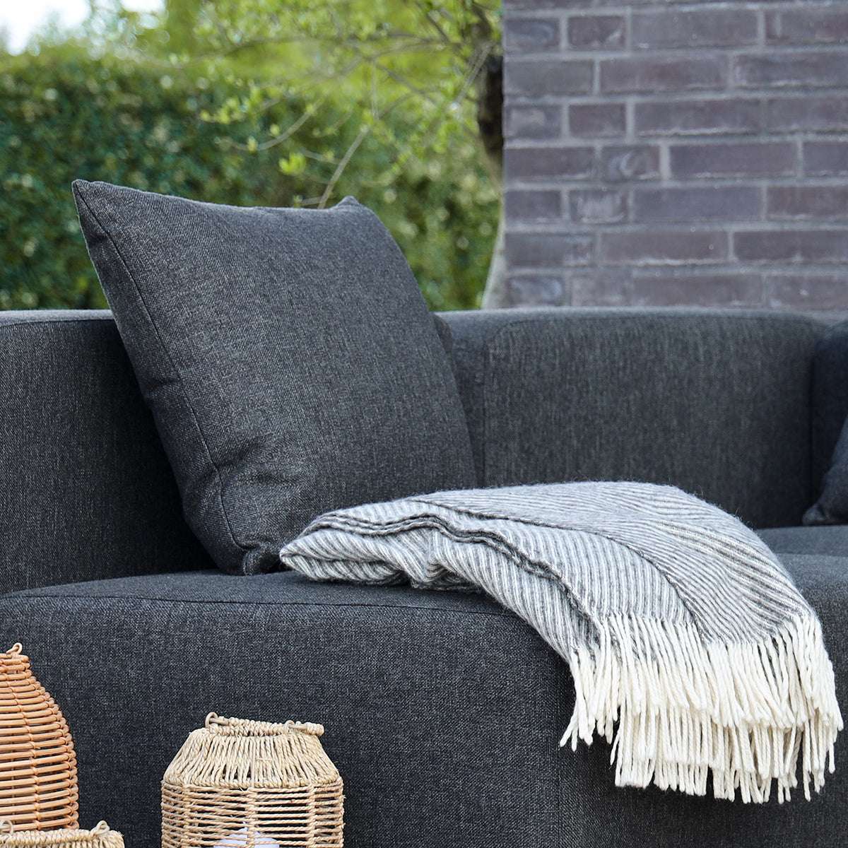 Cobana Cushion i svart Olefin-tekstilstoff med skumfyll, designet for utendørs bruk.