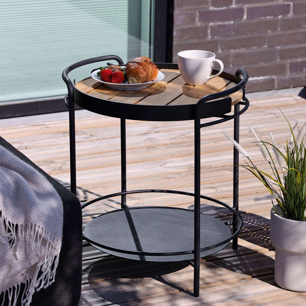 SACKit Patio Serving Table i rustfritt stål med matt pulverlakkert overflate, utendørs sidebord i dansk design.