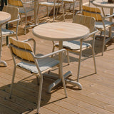 Kirra Café Table utendørs spisebord i taupe pulverlakkert aluminium med teak bordplate, rundt design.