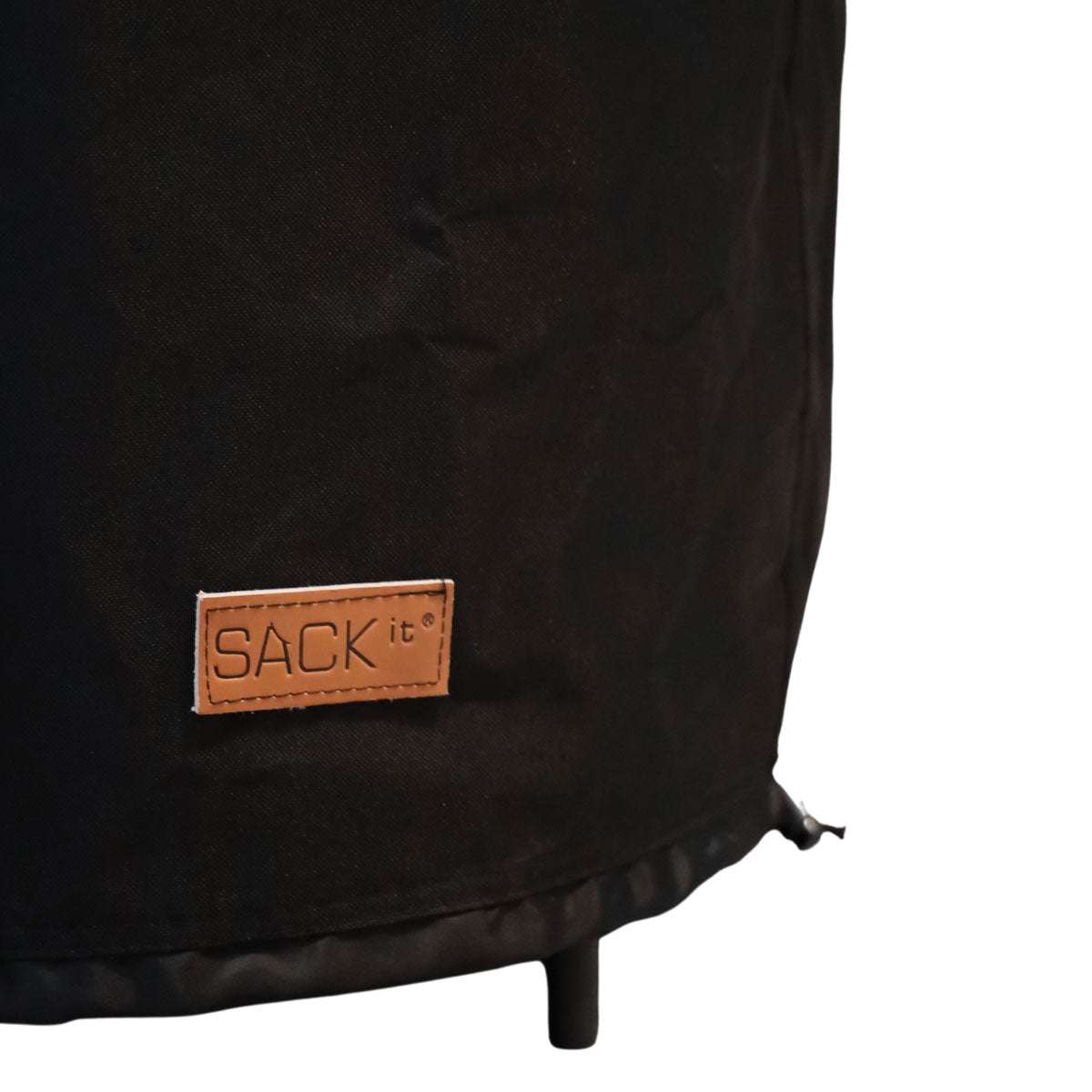 Svart vannavstøtende vintertrekk til SACKit Terrasse Serveringsbord Ø55 i elastisk materiale.