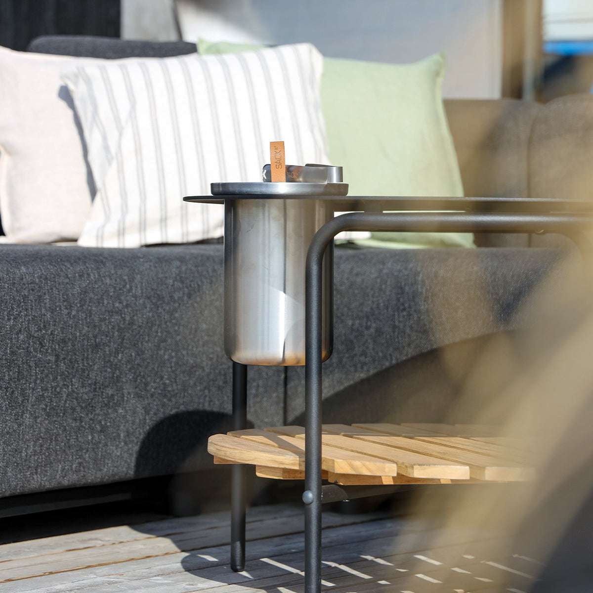 Vinkjøler i satengpolert rustfritt stål med skinnhåndtak, enkel og elegant design.