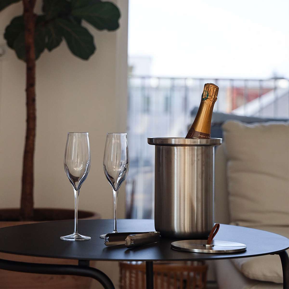 Satengpolert rustfri stål vinkjøler med skinnhåndtak og lokk, designet for å holde vin kald.