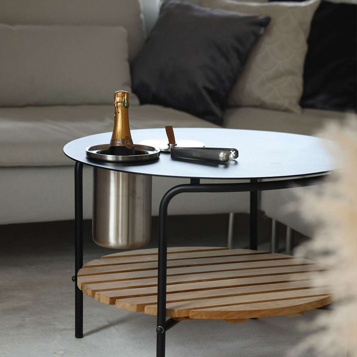 Satinpolert rustfri vinkjøler med skinnhåndtak og lokk, enkel og elegant design.