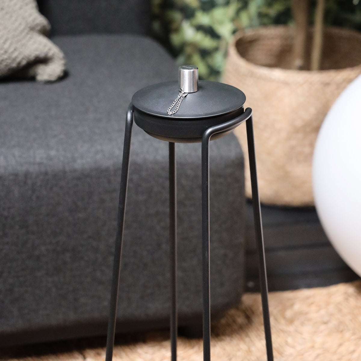 Sort pulverlakkert rustfritt stål Patio Accessory Stand med enkelt design, 30x30x65 cm, utendørs bruk