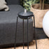Sort pulverlakkert rustfritt stål Patio Accessory Stand med enkelt design, 30x30x65 cm, utendørs bruk