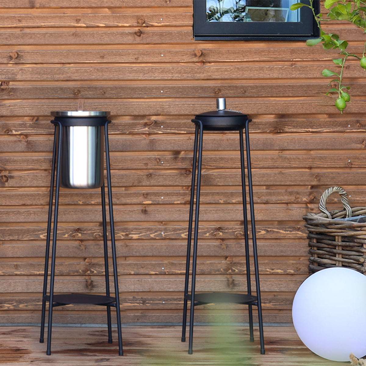 Patio Accessory Stand i sort pulverlakkert rustfritt stål med vinkjøler i satengpolert rustfritt stål.