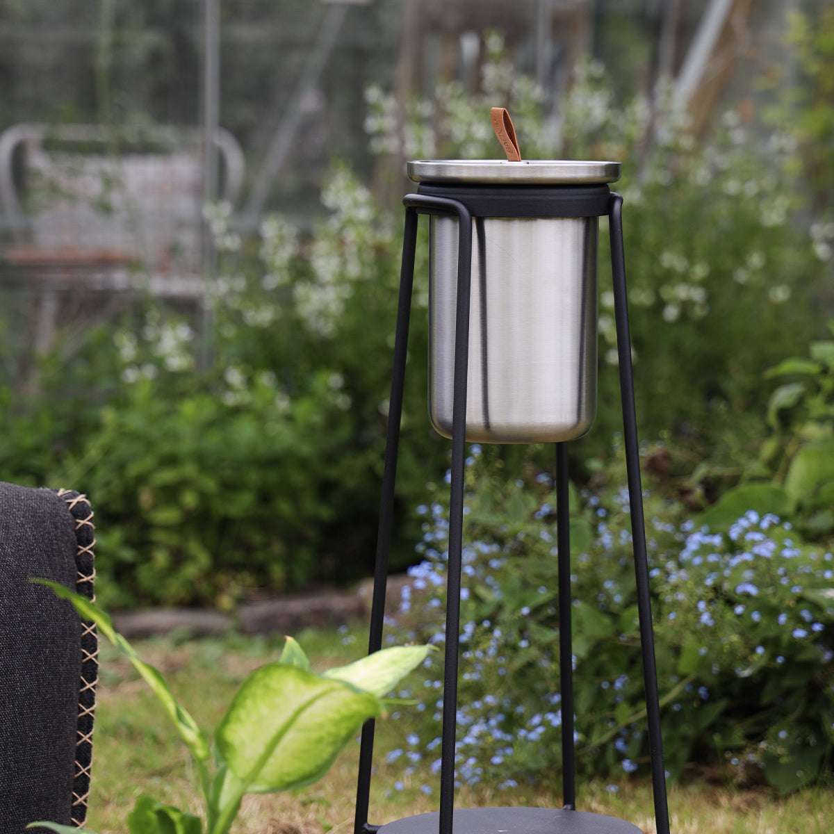 SACKit Patio Accessory Stand i sort pulverlakkert rustfritt stål med satengpolert vinkjøler i rustfritt stål