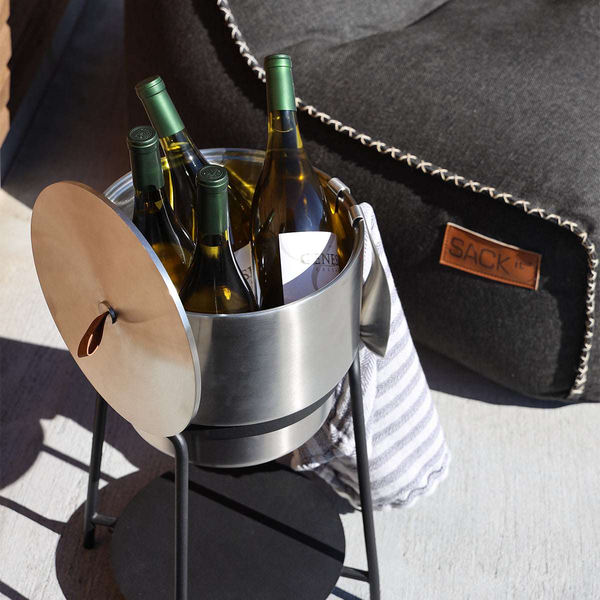 Wine Bucket tilbehør i rustfritt stål med lokk, krok, skje og rist i geometrisk design.