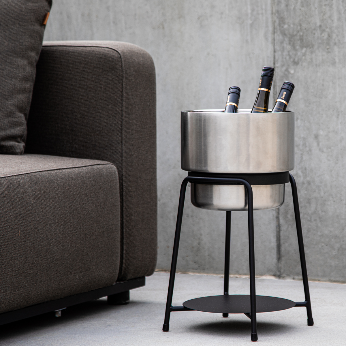 Sort Patio Accessory Stand i pulverlakkert rustfritt stål med rustfri Wine Bucket ved siden av