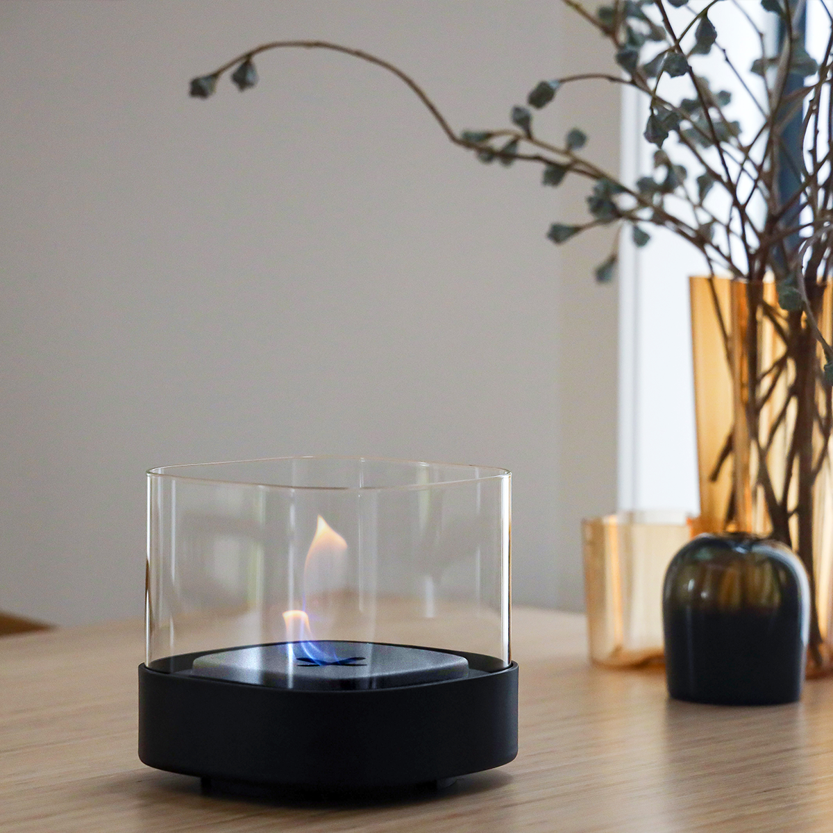 SACKit Bio Lamp Ø14 i svart pulverlakk med varmeresistent glass og rustfri stålramme.