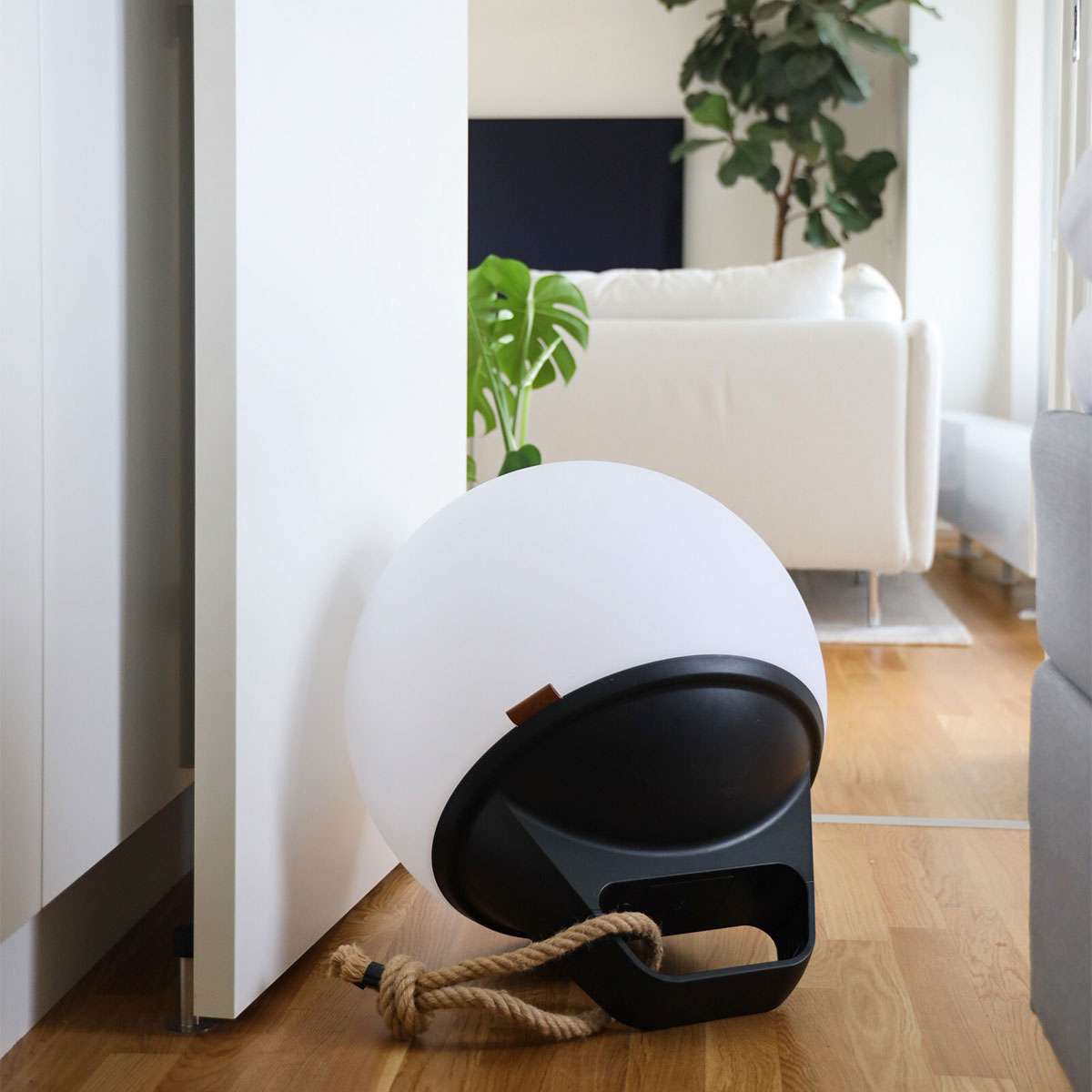 SACKit Light 350 utendørs lampe med rund hvit polyetylen lyskule og tauhåndtak, dansk design.