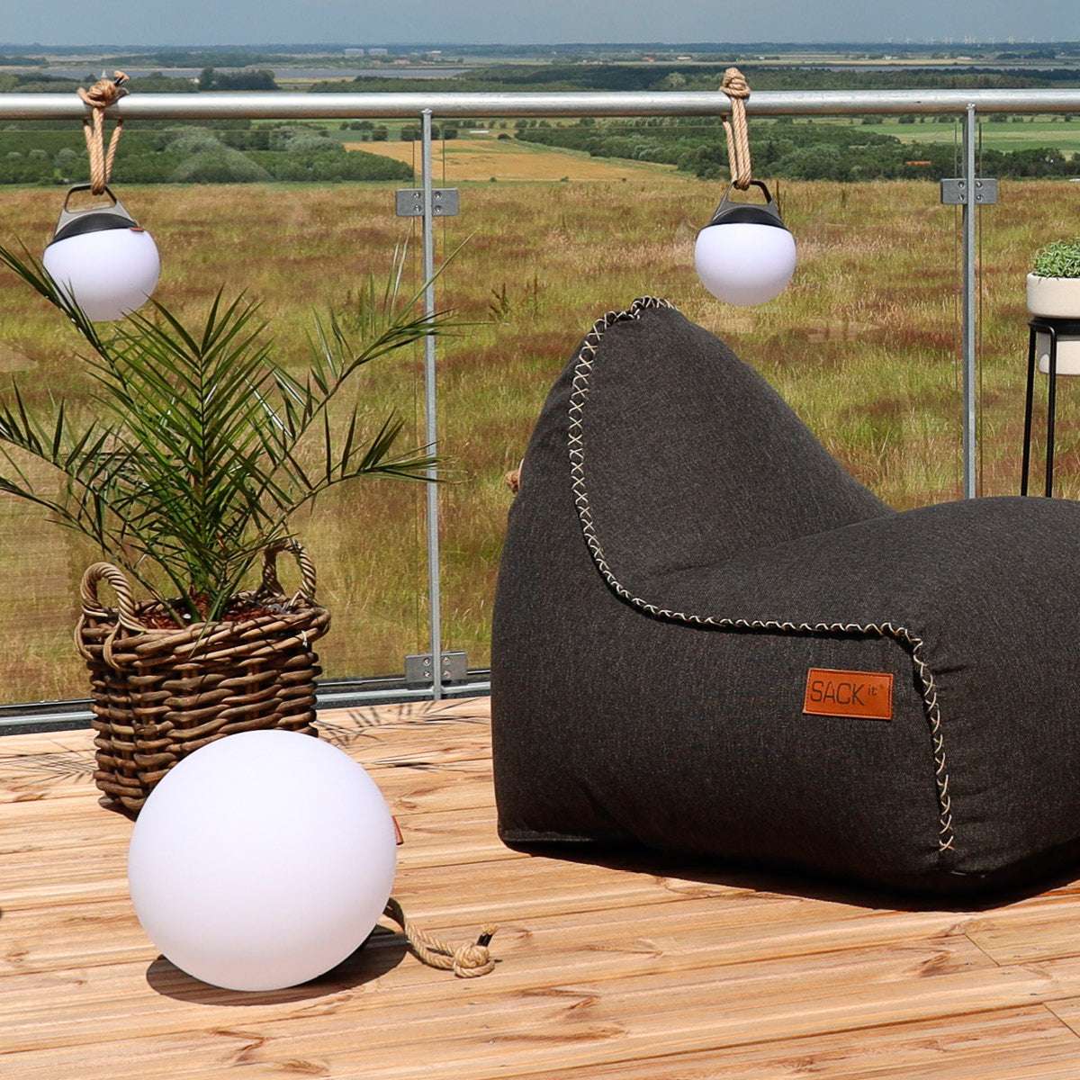 SACKit Light 250 utendørslampe med rund hvit lyskule og tauhåndtak i dansk design.