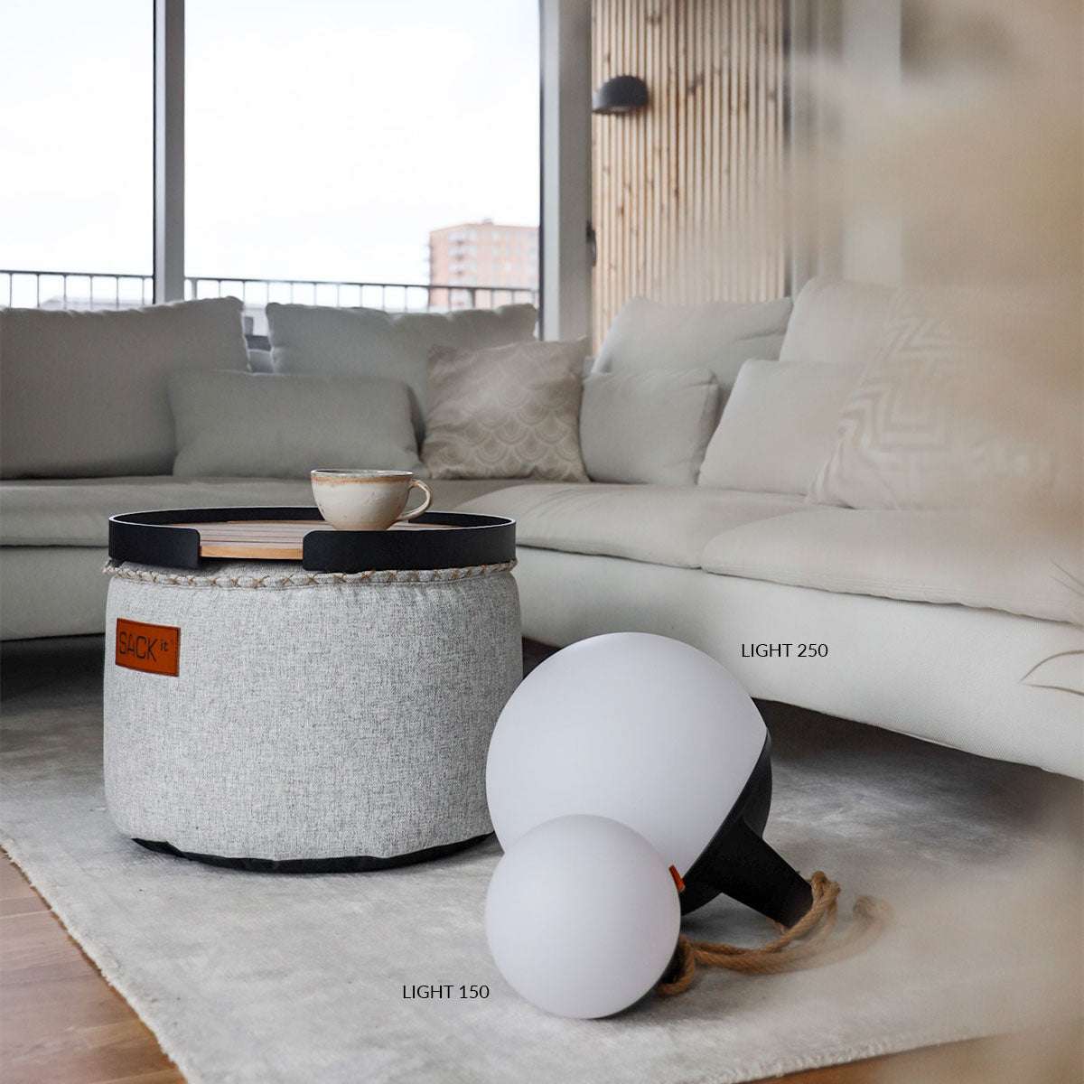 SACKit Light 250 utendørslampe med rund hvit lyskule og tauhåndtak i nautisk design.