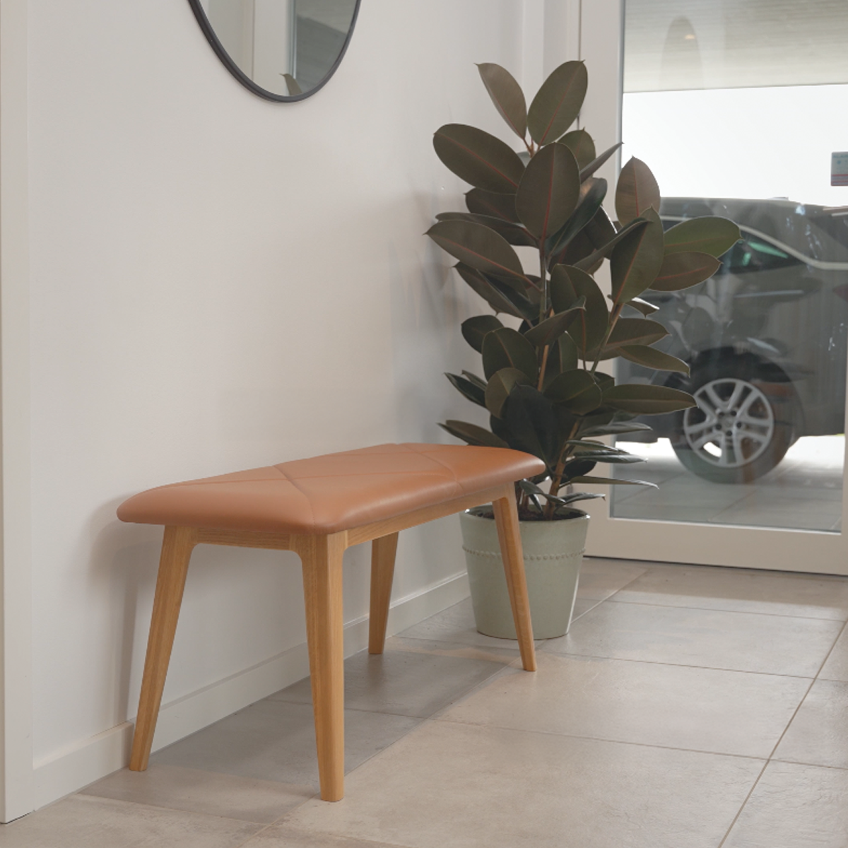 Nordic Bench i eik med Terra Black skinnsete og glatt treverk i naturlig eik.