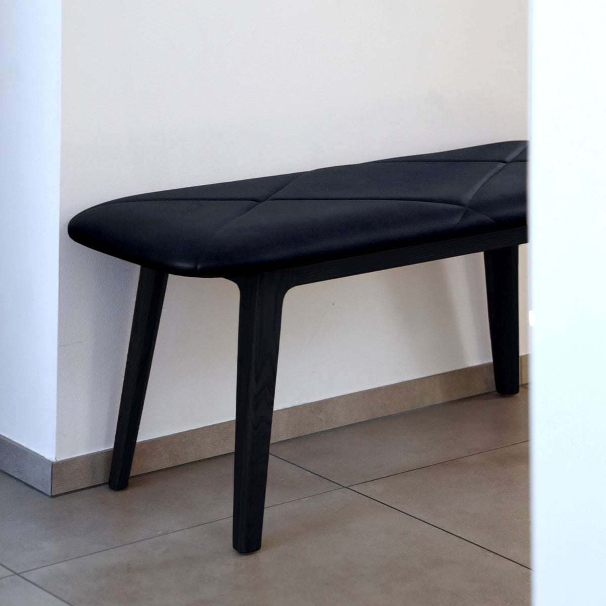 Nordic Bench i Terra Black med sete i Terra-lær og ramme i svartlakkert massivt bøketre.