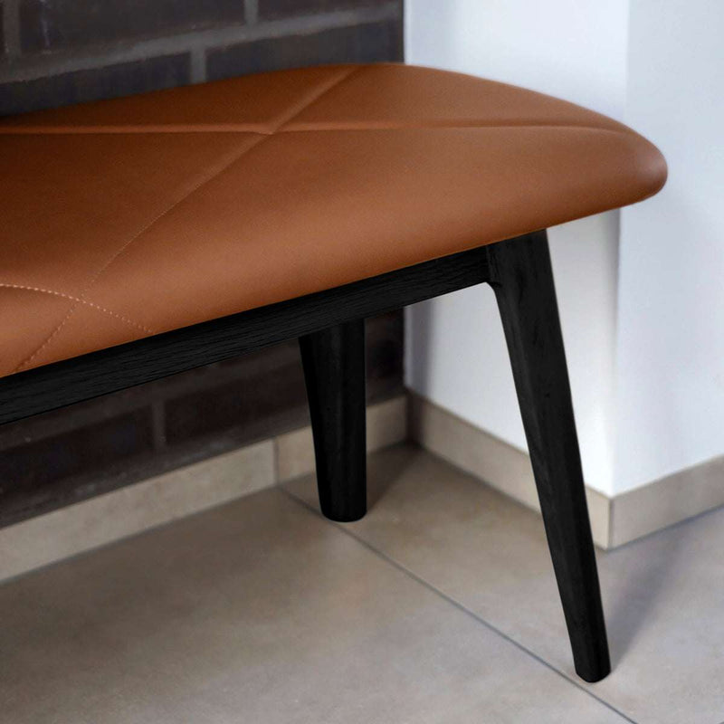 Nordic Bench i Terra Black med massivt bøketre og skinnsete i dansk design.