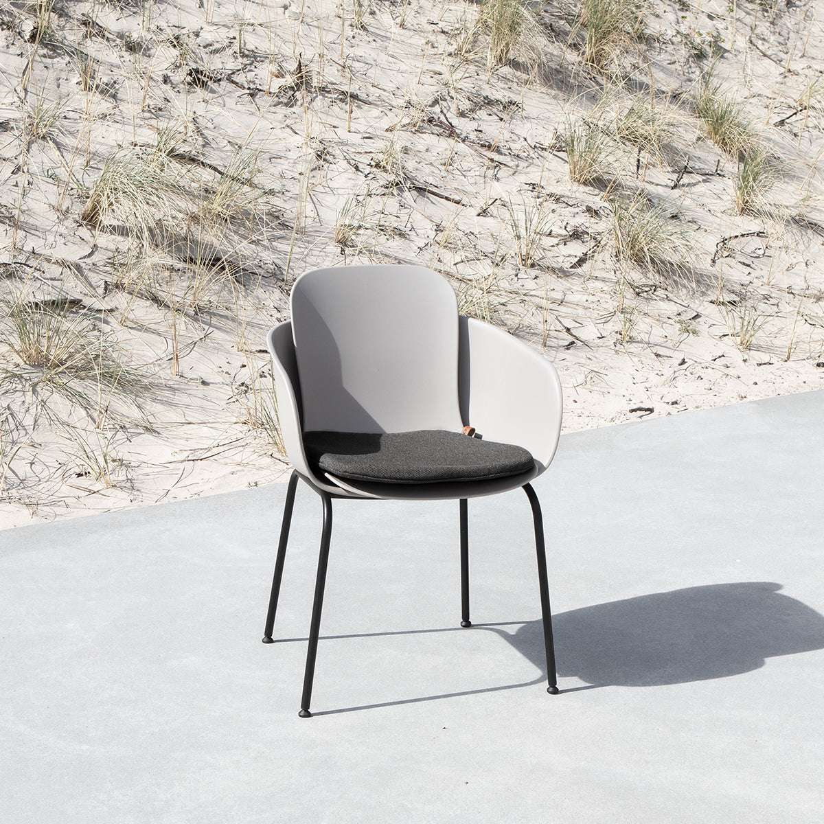 Grå Patio Cushion slipover-pute til Patio Chair no. One med sklisikker bakside i utendørs setting.