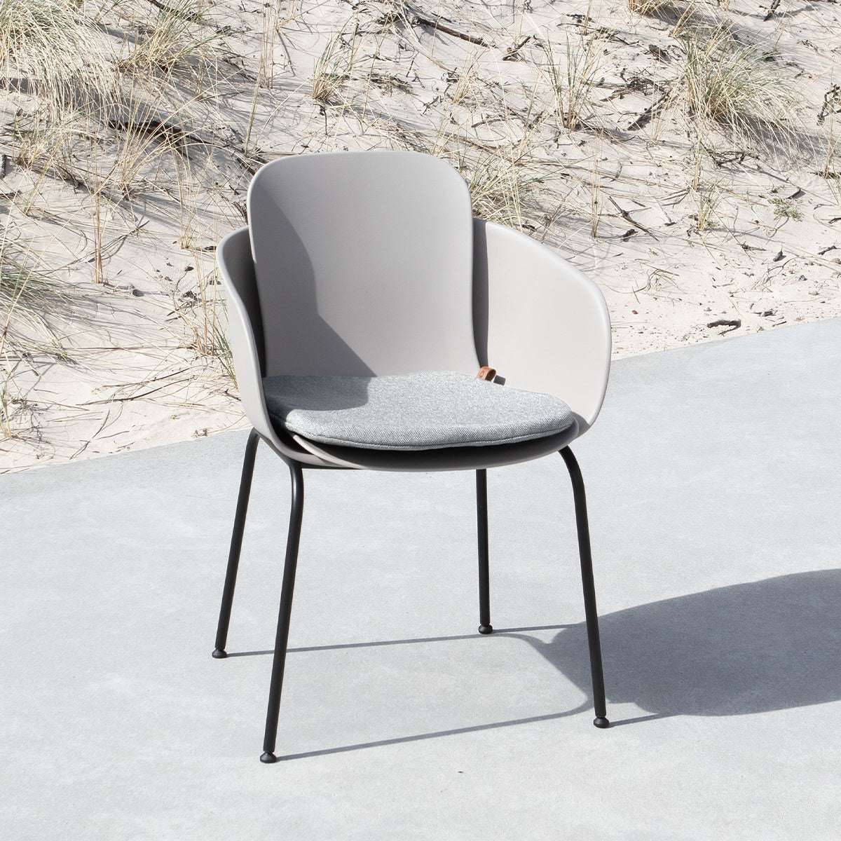 Patio Chair no. One pute i Cobana Sand Melange farge, tilpasset utendørs stol med sklisikker bakside.