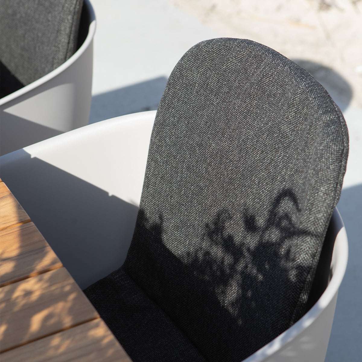 Svart pute til Patio Chair no. One med glatt overflate og sklisikker bakside.