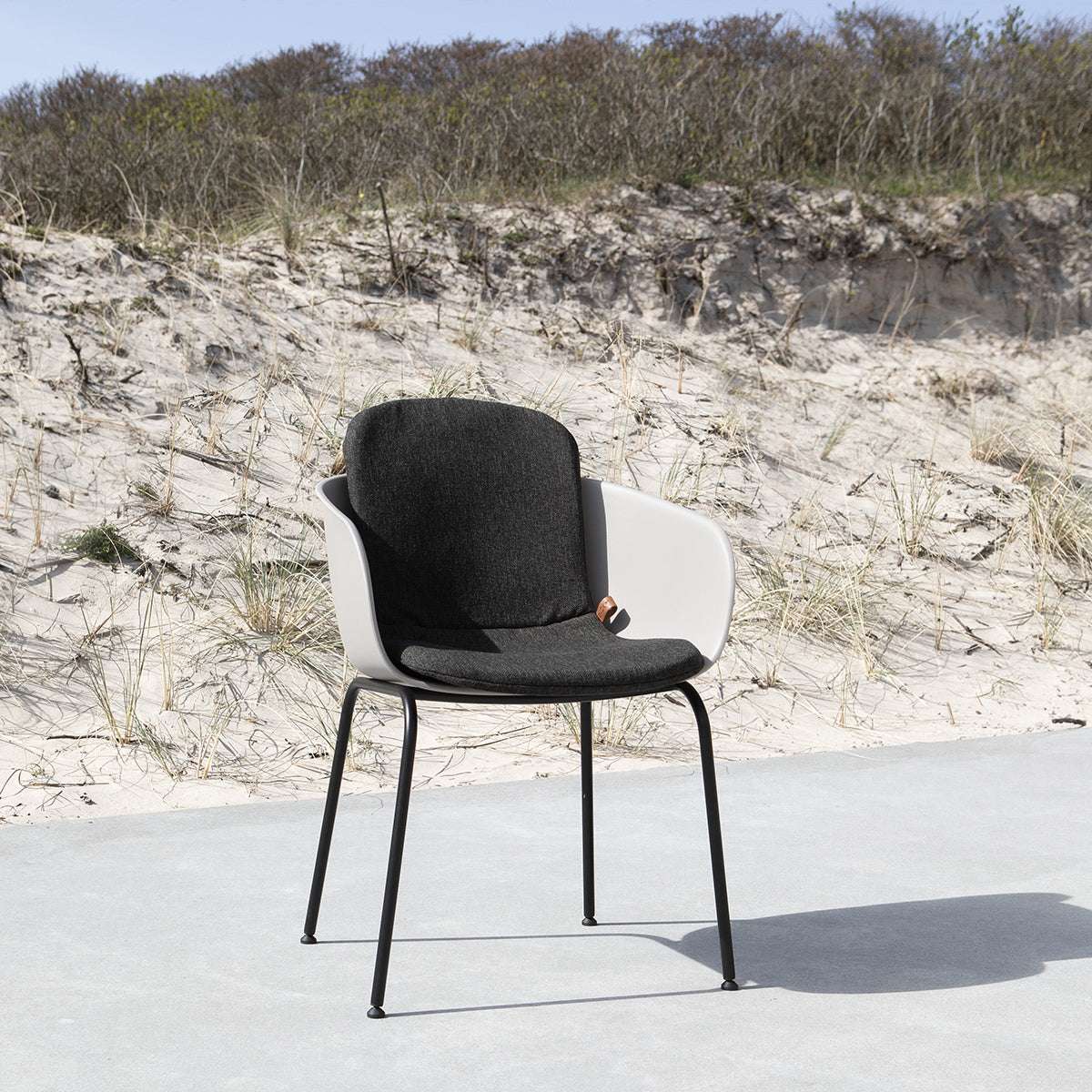 Svart pute til Patio Chair no. One med sklisikker bakside, tilpasset utendørs bruk.