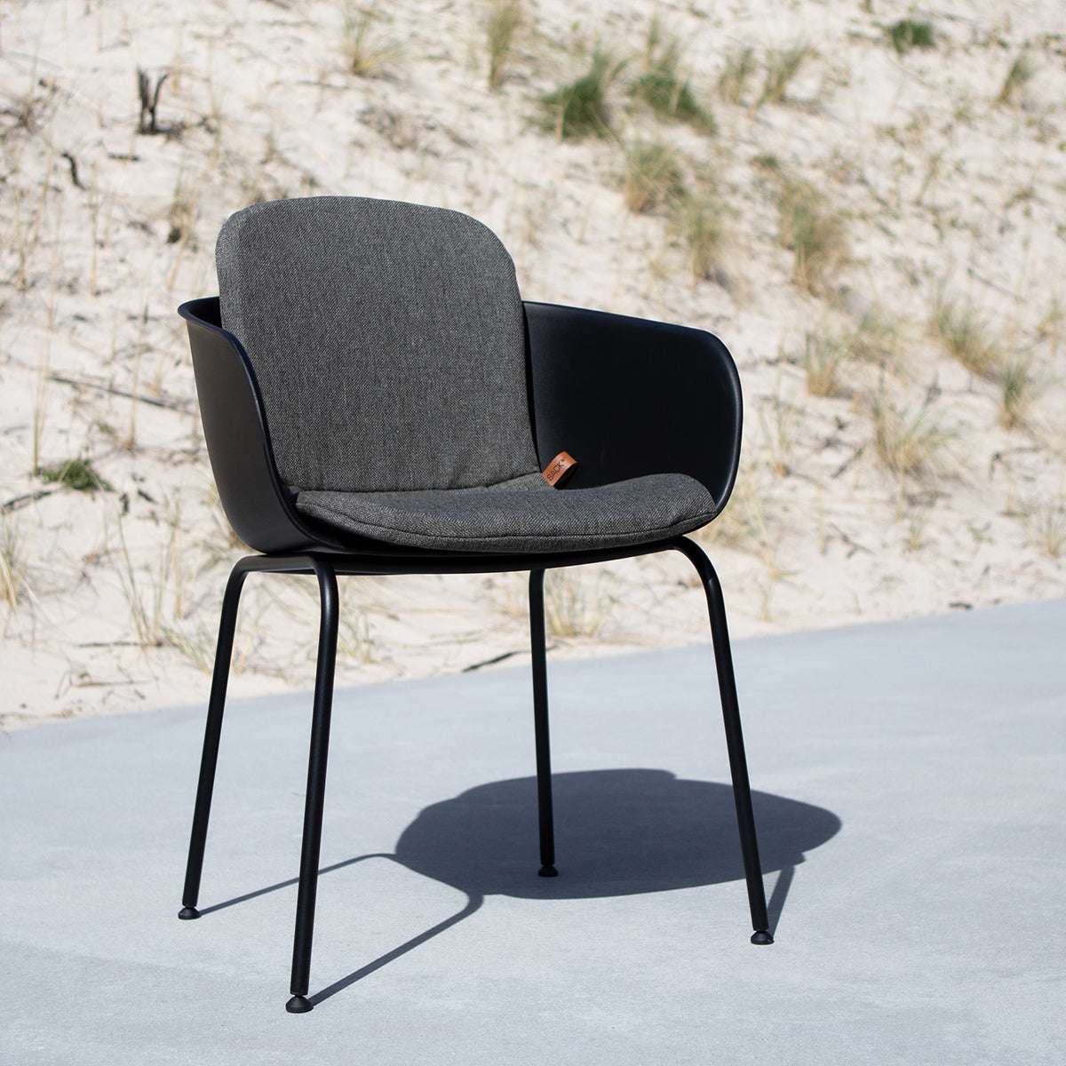Grå Patio Cushion slipover-pute til Patio Chair no. One, utendørs, myk og sklisikker bakside.