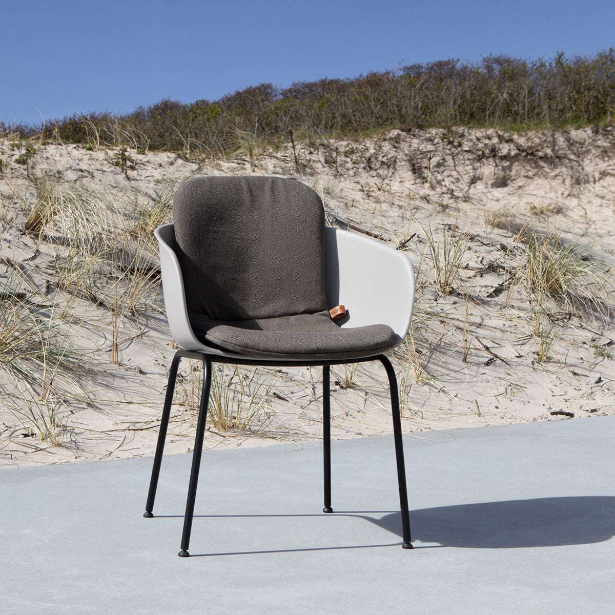 Patio Chair no. One med Cushion Full i Cobana Brown, utendørs stol med pute i brunt stoff.