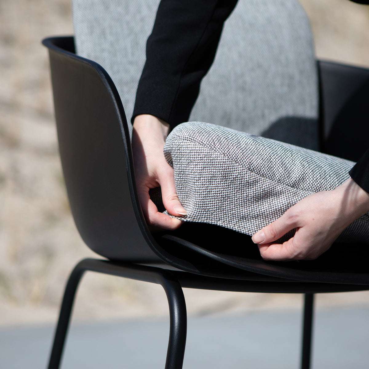 Patio Chair no. One med pute i Cobana Sand Melange, utendørs stol med myk pute.