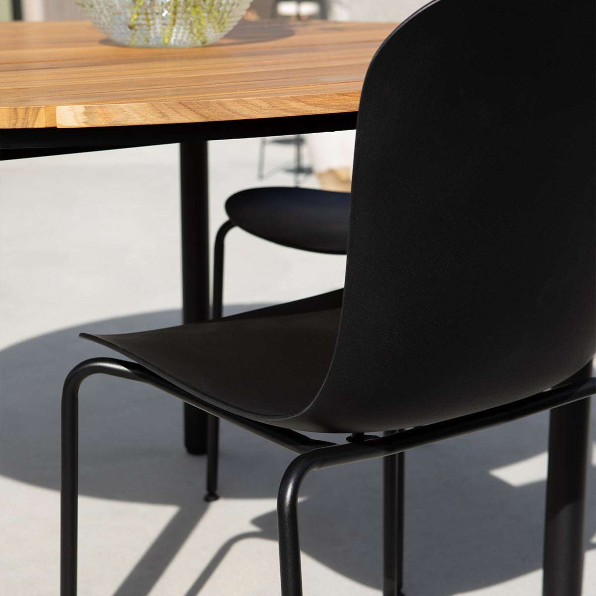 Patio Chair no. One S1 i taupe sete med svart pulverlakkert stålramme for utendørs bruk.