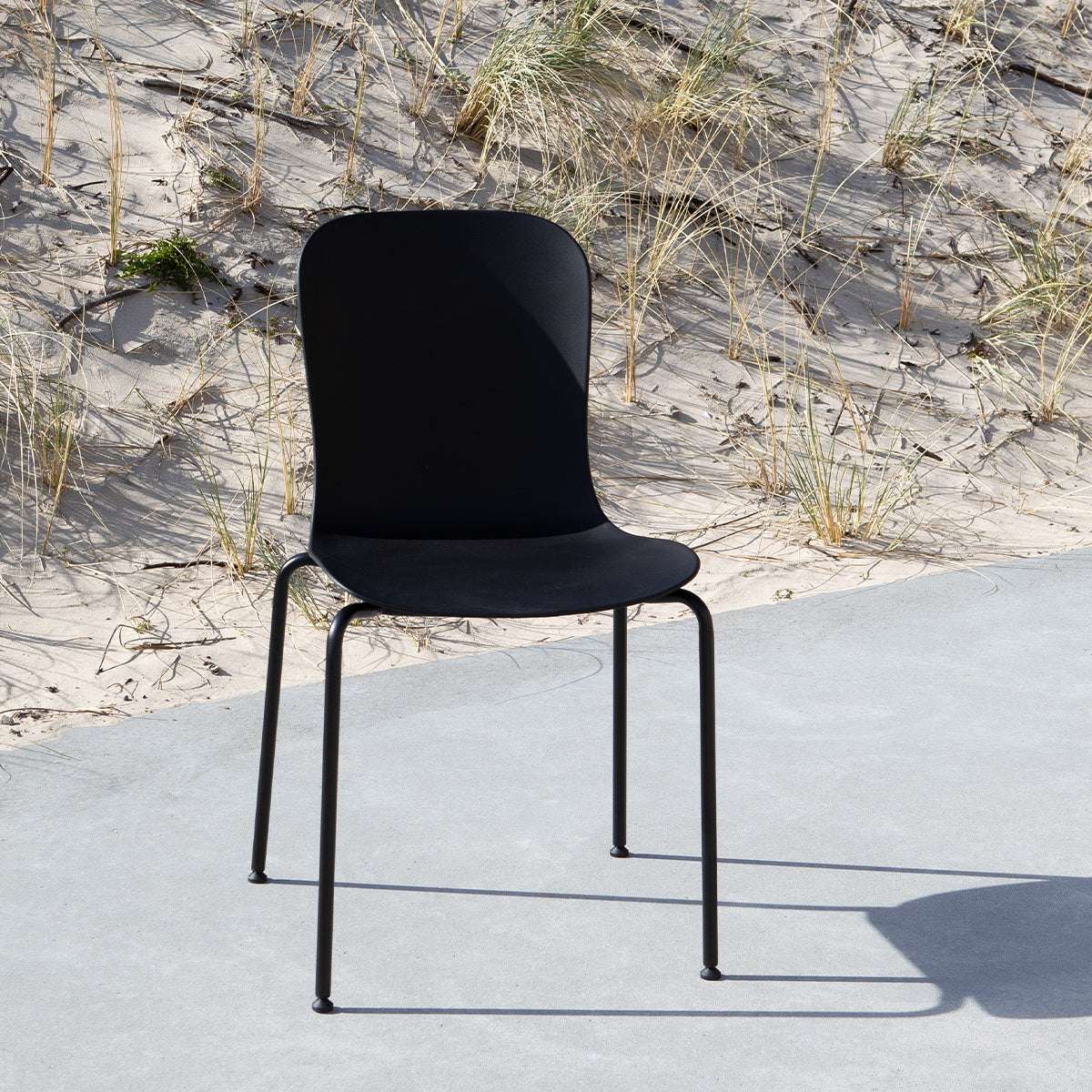 Patio Chair no. One med taupe sete og svart pulverlakkert stålramme, utendørs stol.