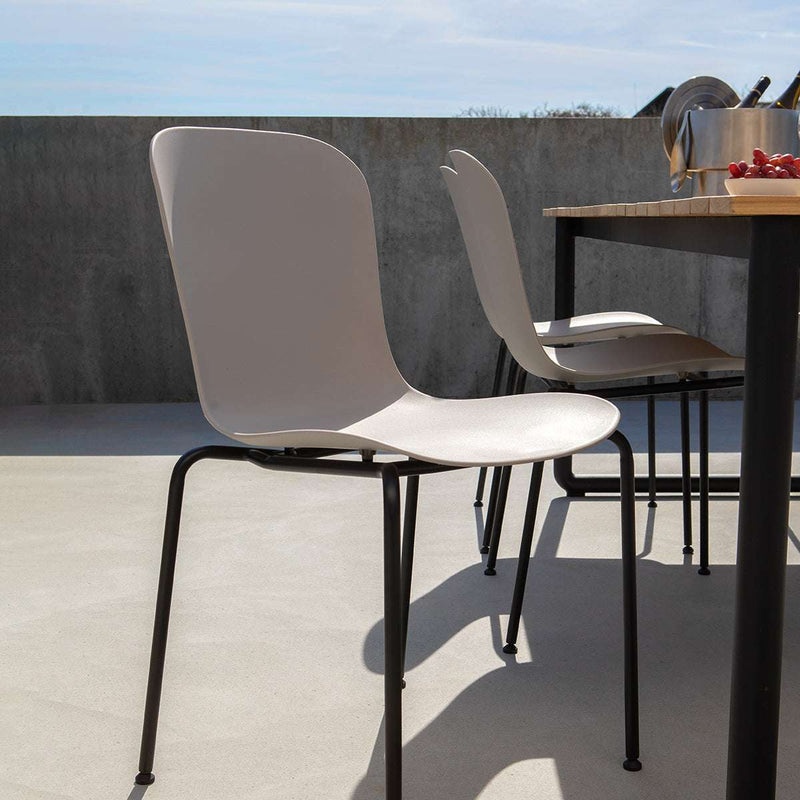 Patio Chair no. One S1 i taupe med svart pulverlakkert stålramme, utendørs spisestol med dreneringshull