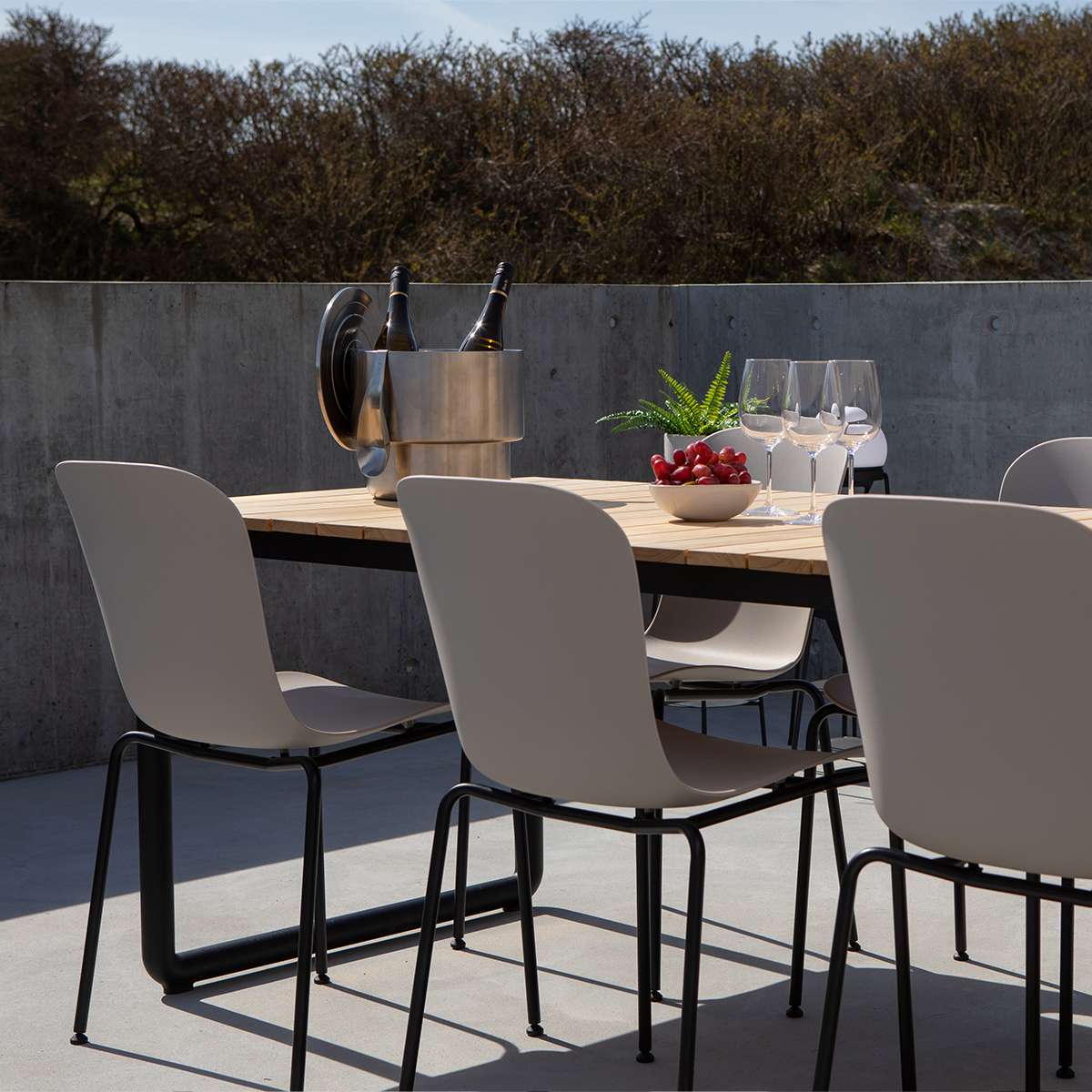 Patio Chair no. One S1 i taupe sete med svart pulverlakkert stålstel, utendørs stol.