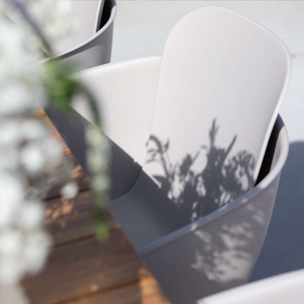 Patio Chair no. One S2 i taupe med svart pulverlakkert stålramme, utendørs spisebordsstol.
