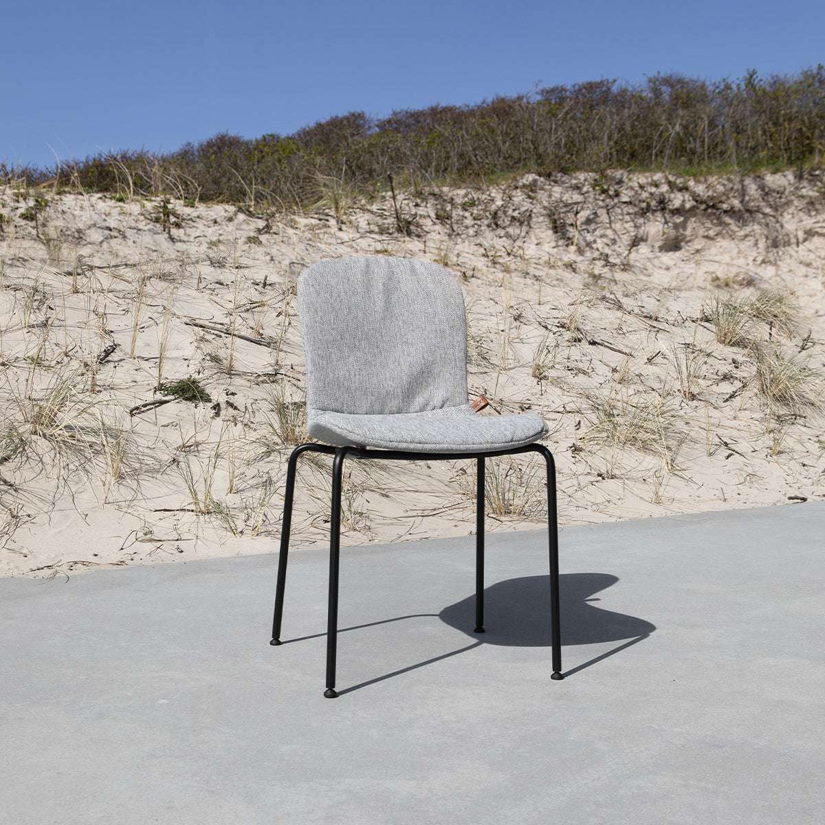 Patio Chair no. One S1 i taupe sete med svart pulverlakkert stålramme på uteplass