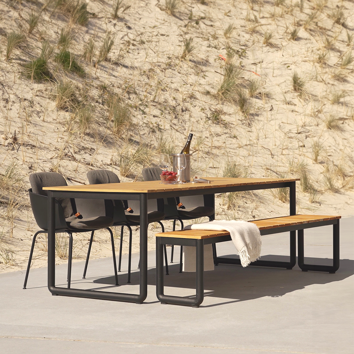 Taupe og svart Patio Chair no. One S2 med pulverlakkert svart stålramme i utendørsmiljø.