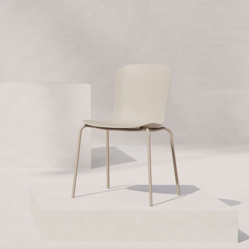 Taupe og svart Patio Chair no. One S1 utendørs spisestol med stålramme og dreneringshull.