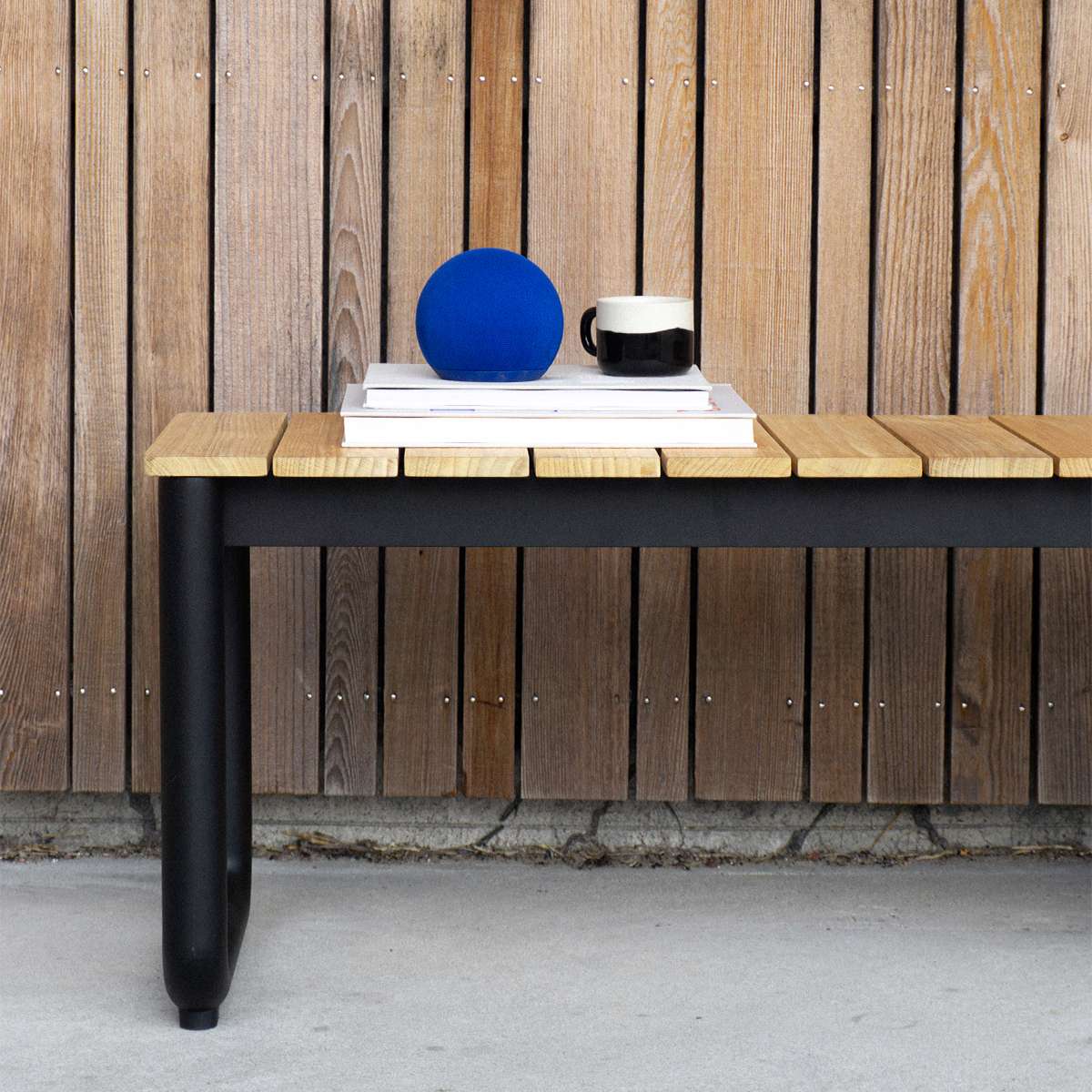 Patio Bench utendørsbenk i pulverlakkert aluminium med sete i FSC-sertifisert teak, 130x37 cm.