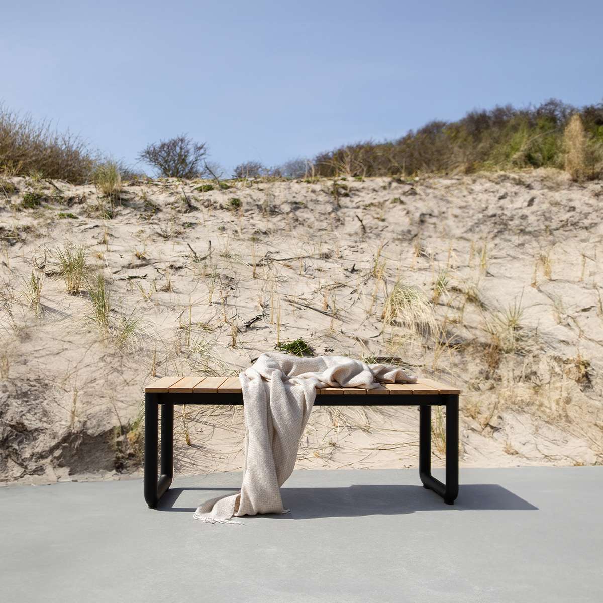 Patio Bench med pulverlakkert aluminiumsramme og sete i FSC-sertifisert teak, 130x37 cm.