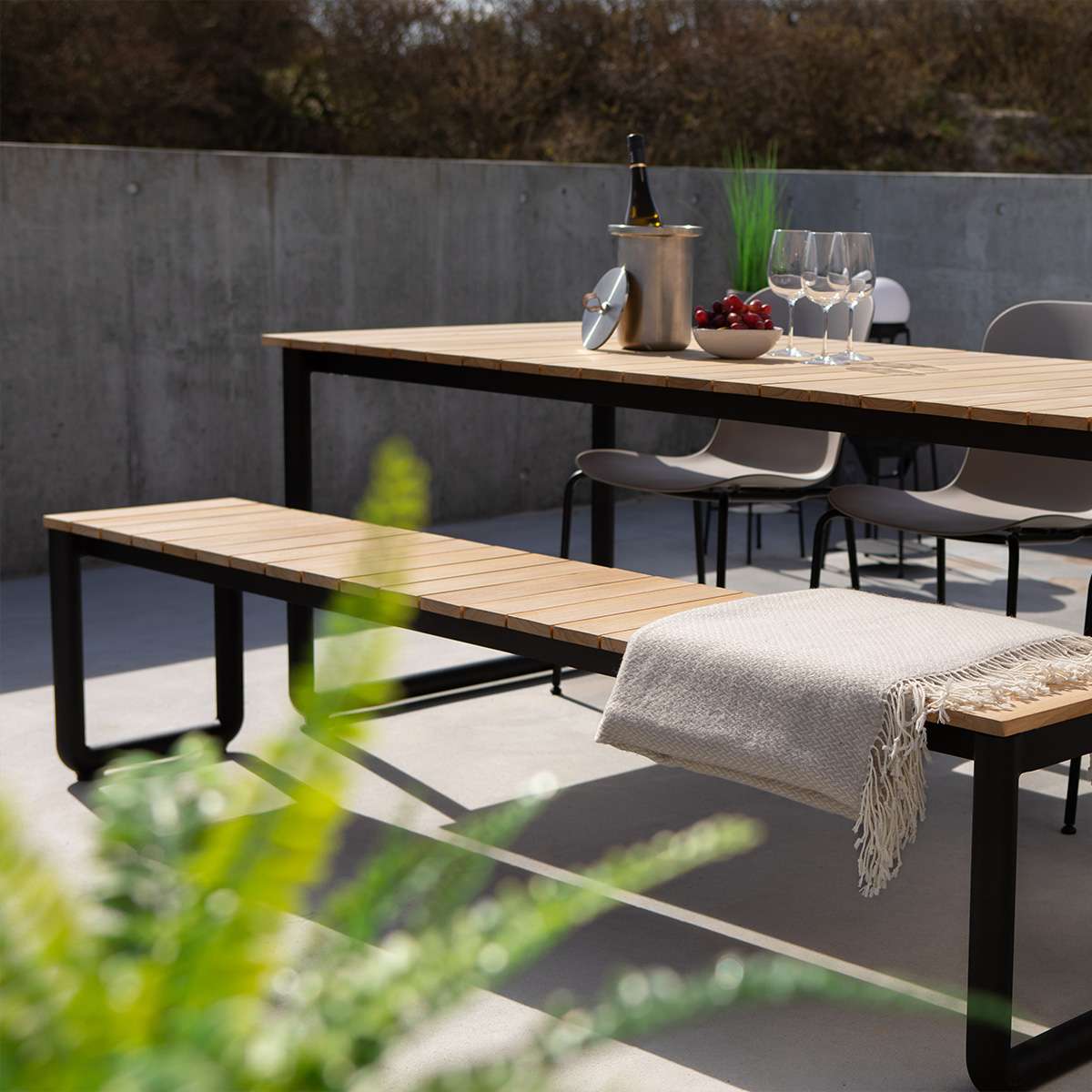 Patio Bench utendørsbenk i pulverlakkert aluminium med sete i FSC-sertifisert teak, 190x37 cm.