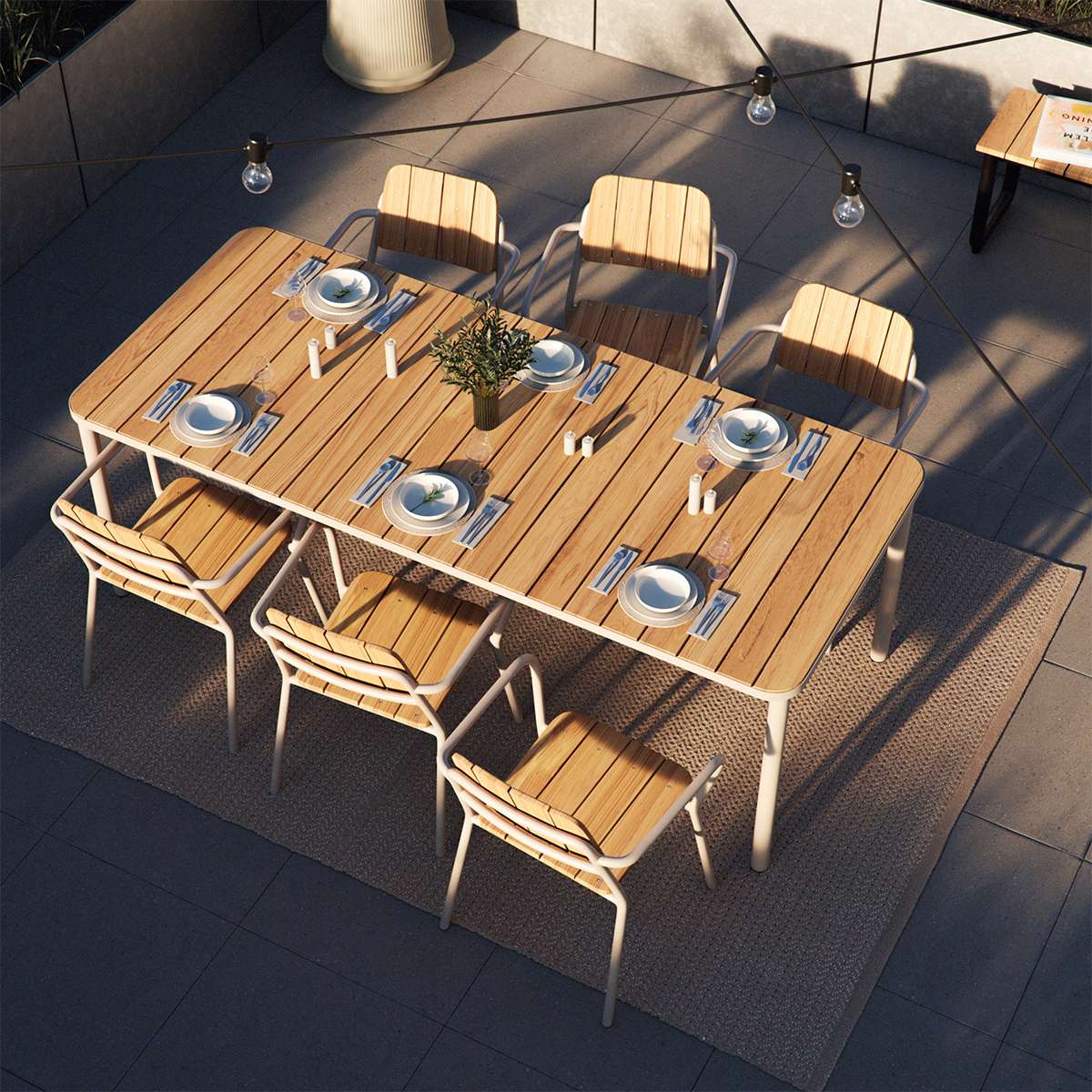 Kirra Dining Table 210x90 i taupe pulverlakkert aluminium med ubehandlet teakplate for utendørs bruk.