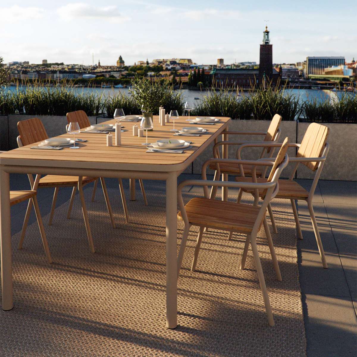 Kirra Dining Table 210x90 i taupe pulverlakkert aluminium med ubehandlet teaktre, utendørs spisebord.