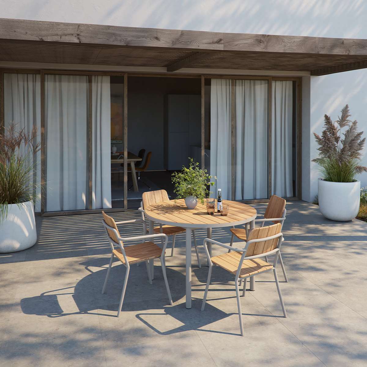 Kirra Dining Table Ø110 i taupe pulverlakkert aluminium med ubehandlet teaktre, utendørs spisebord.