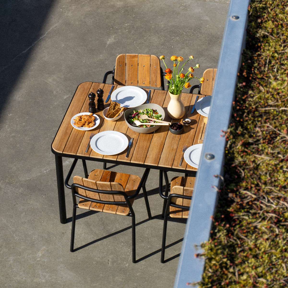 Kirra Dining Table utendørs spisebord i pulverlakkert aluminium og ubehandlet teak, 150x90 cm.