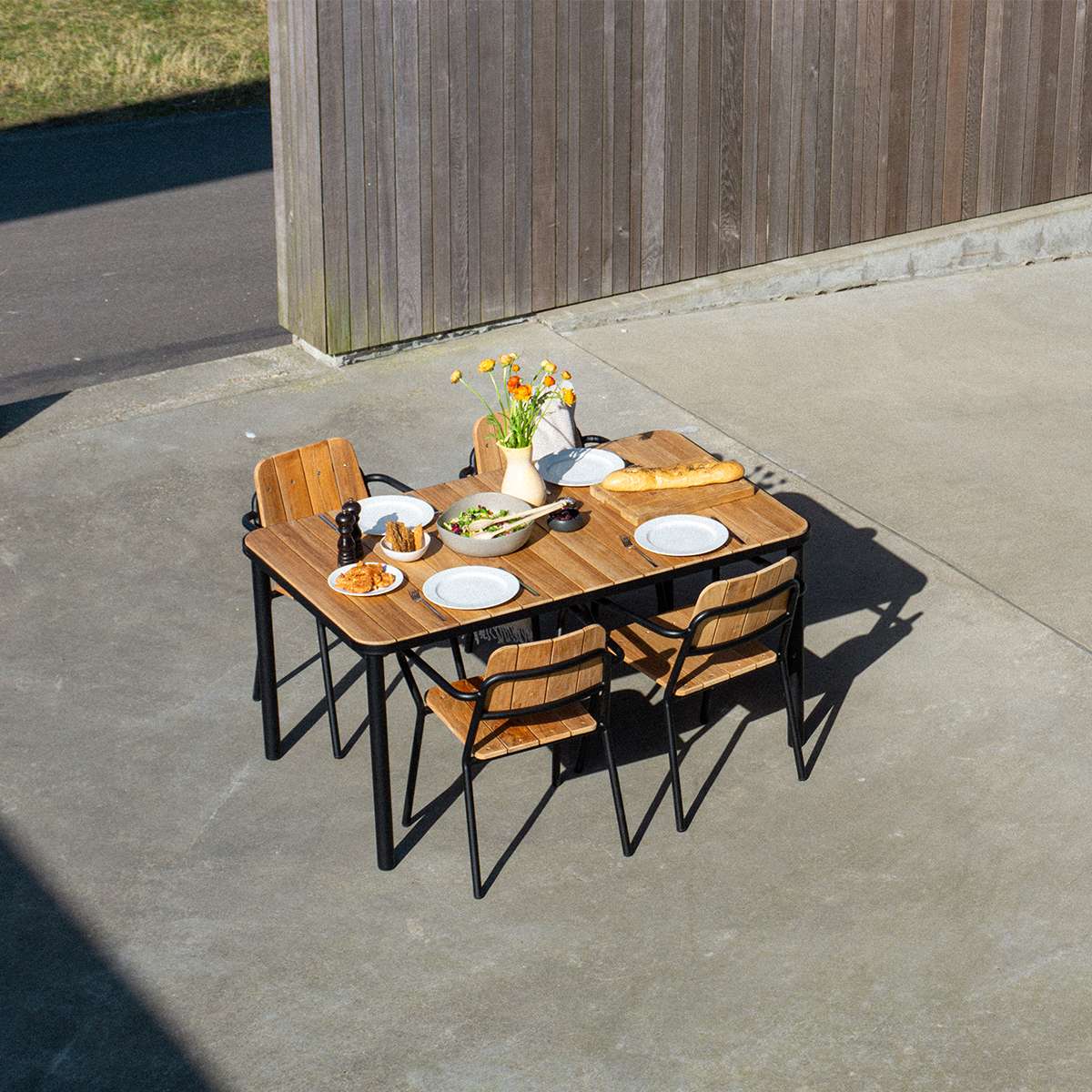 Kirra Dining Table 150x90 i pulverlakkert aluminium og ubehandlet teak for utendørs bruk.
