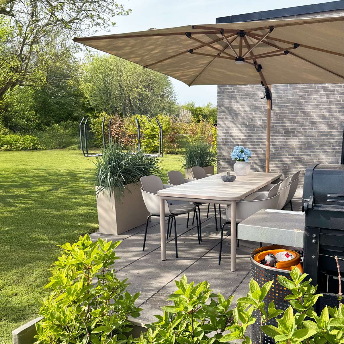 Utendørs spisebord Kirra 210x90 cm med taupe keramisk bordplate og pulverlakkert aluminiumsramme.