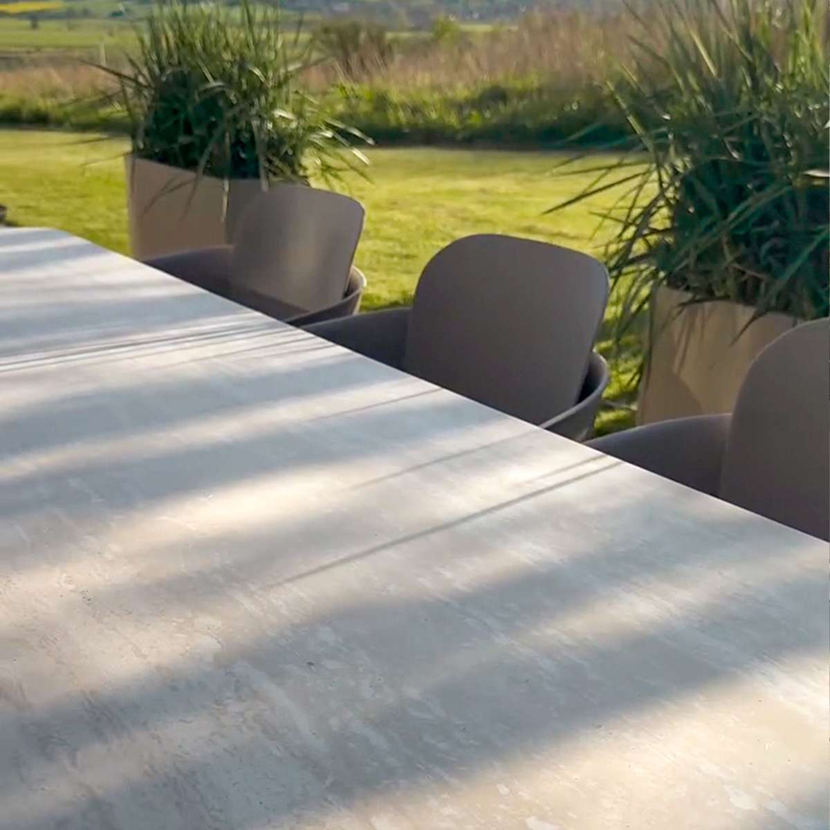 Utendørs spisebord Kirra med taupe keramisk bordplate og pulverlakkert aluminiumsramme 210x90 cm