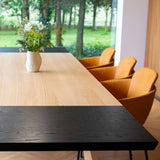 Svartbeiset eikefiner tilleggsplate 60x90 cm til Edge Dining Table med synlige årer på tvers