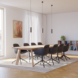 Svart Chair no. One S2 spisestol med dreiefot i aluminium uten retursving, polstret med svart lær.