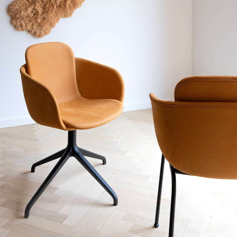 Spisestol Chair no. One S2 i Terra Safari med dreiefot uten retursving, laget av resirkulerte materialer.