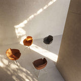 Chair no. One S2 Polished Swivel spisestol i Terra Black med polert aluminium dreiefot og skinnsete.